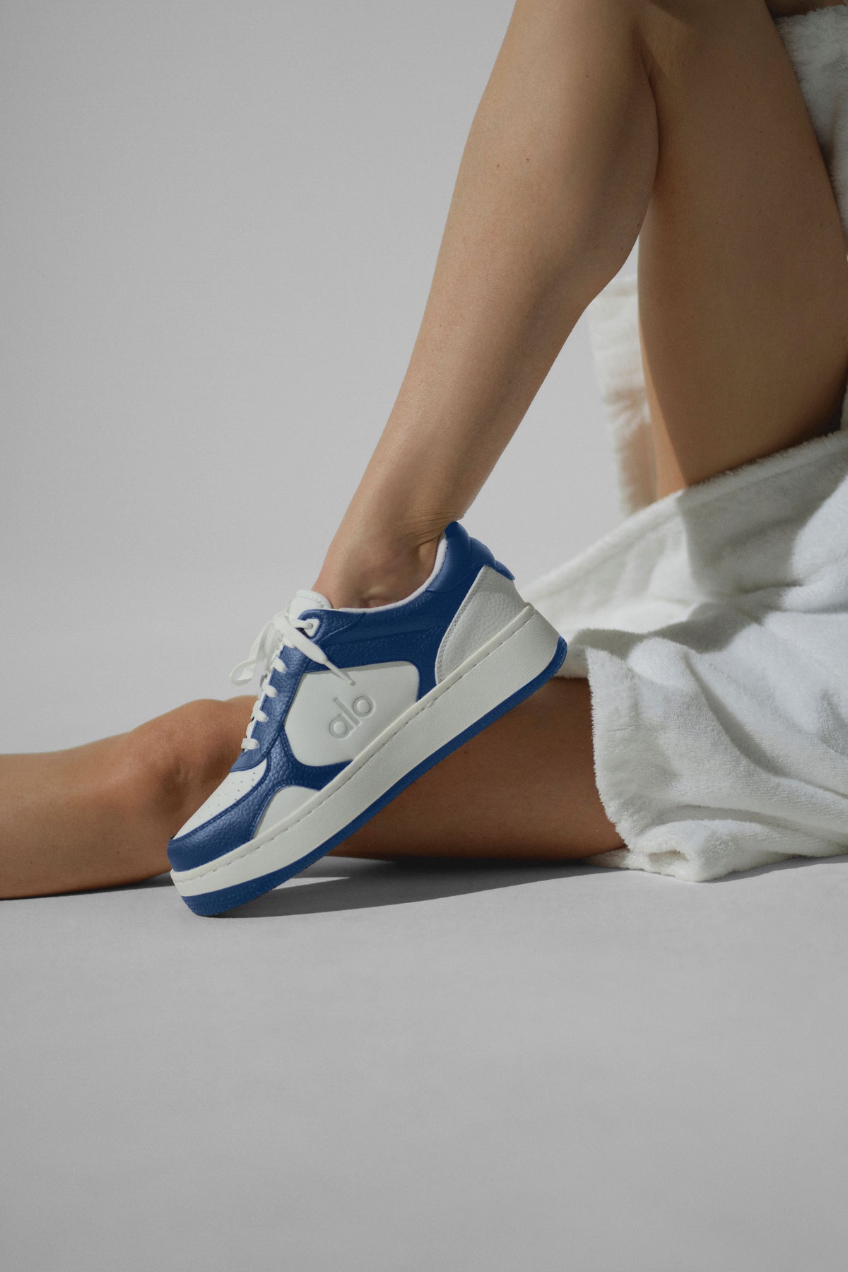 ALO Recovery Mode Sneaker - Navy/White product image 2, provided for visual reference and product detail review