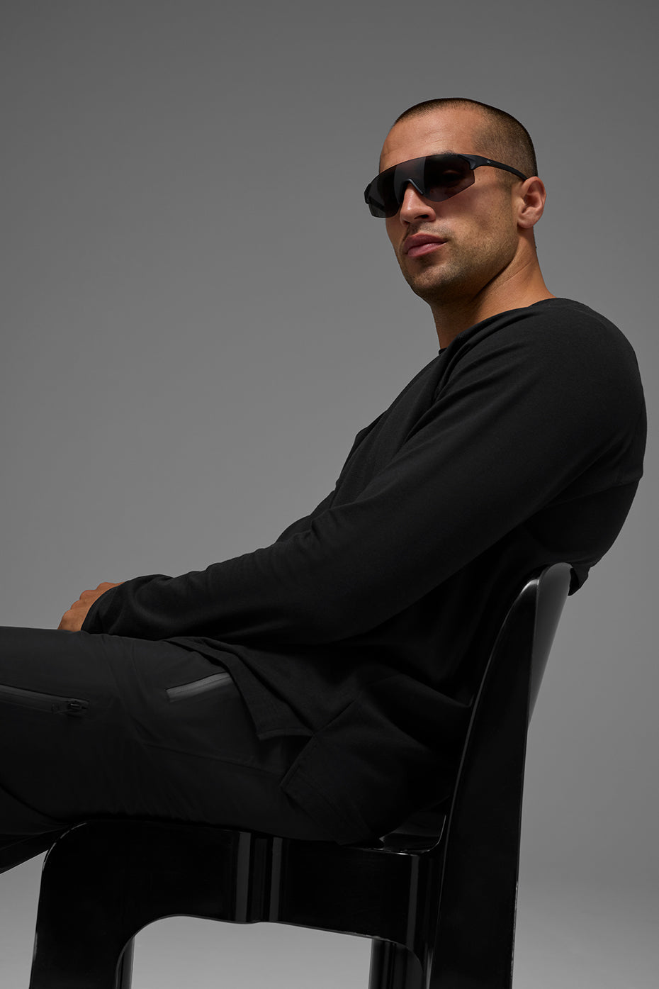 ALO Vapor Crewneck Long Sleeve - Black product image 5, provided for visual reference and product detail review