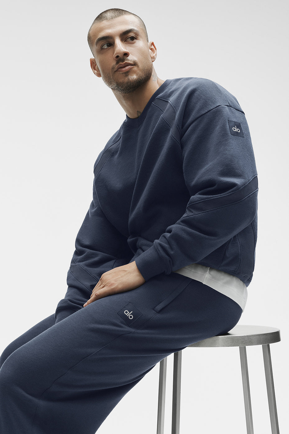 Field Crew Neck Sweatshirt - Navy product image 1, provided for visual reference and product detail review