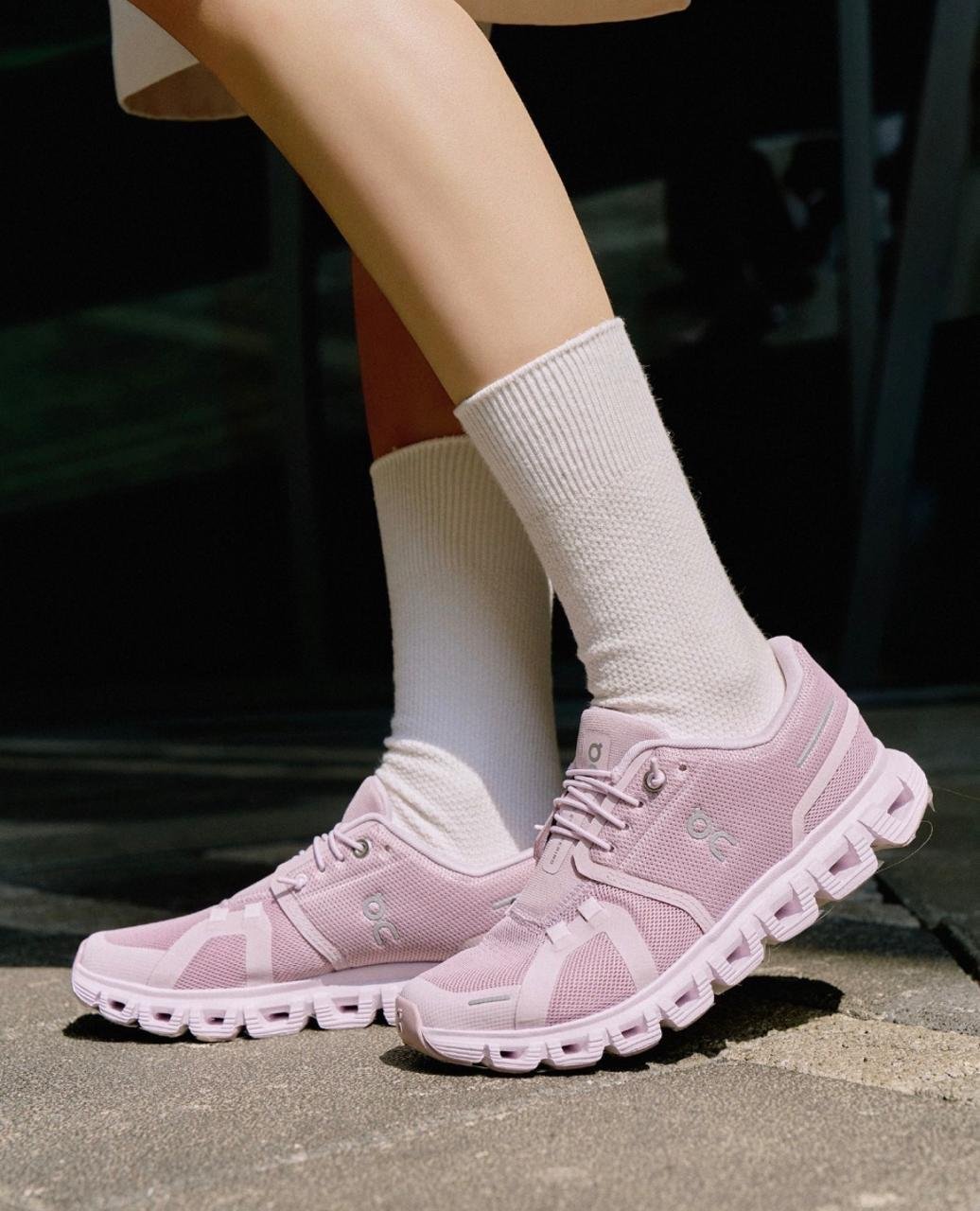 On Cloud 6 Mauve Orchid Lifestyle Sneakers product image 3, provided for visual reference and product detail review