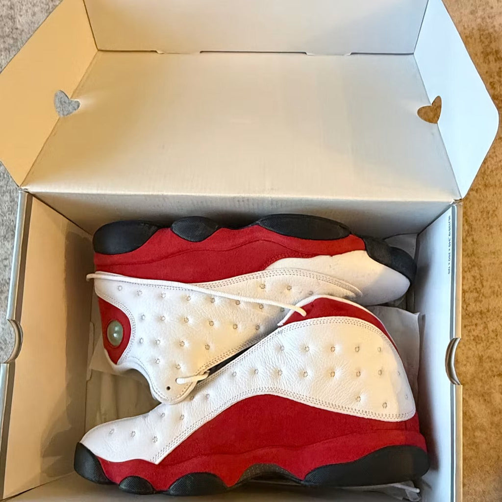 Air Jordan 13 Retro OG Chicago (2017) product image 2, provided for visual reference and product detail review