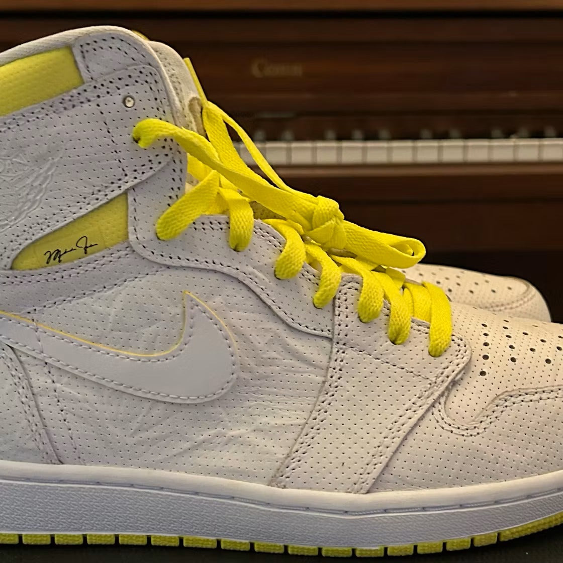 Air Jordan 1 Retro High First Class Flight product image 2, provided for visual reference and product detail review