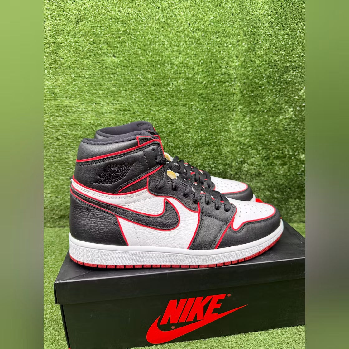 Air Jordan 1 Retro High Bloodline product image 4, provided for visual reference and product detail review