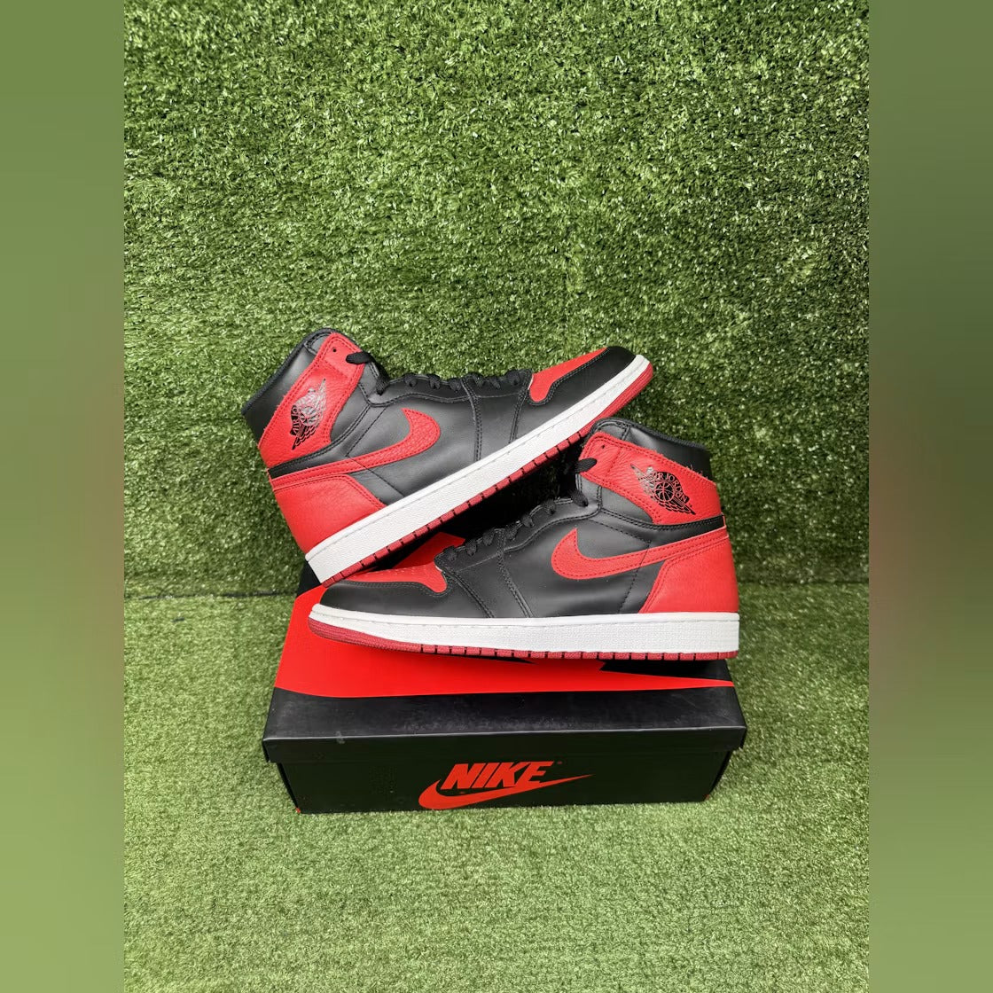 Air Jordan 1 Retro High Bred Banned (2016) product image 2, provided for visual reference and product detail review