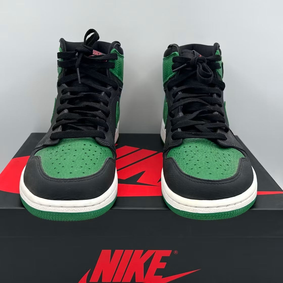 Air Jordan 1 Retro High Pine Green Black product image 4, provided for visual reference and product detail review