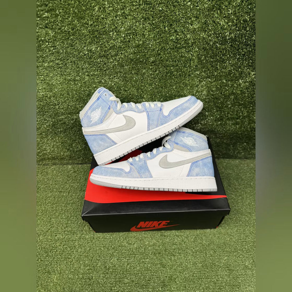 Air Jordan 1 Retro High Hyper Royal Smoke Grey (GS) product image 2, provided for visual reference and product detail review