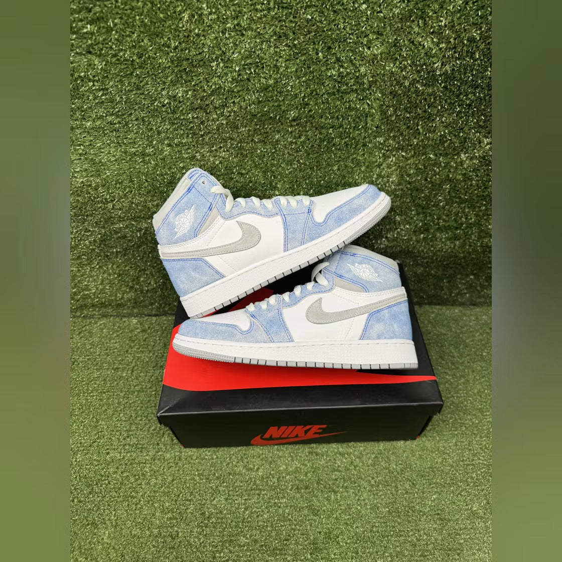Air Jordan 1 Retro High Hyper Royal Smoke Grey (GS) product image 2, provided for visual reference and product detail review