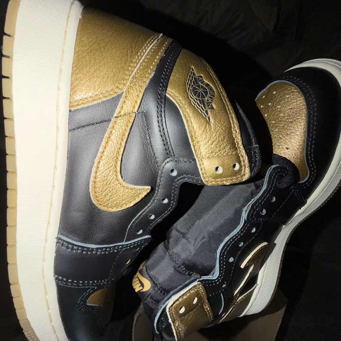 Air Jordan 1 Retro High OG Black Metallic Gold (GS) product image 3, provided for visual reference and product detail review