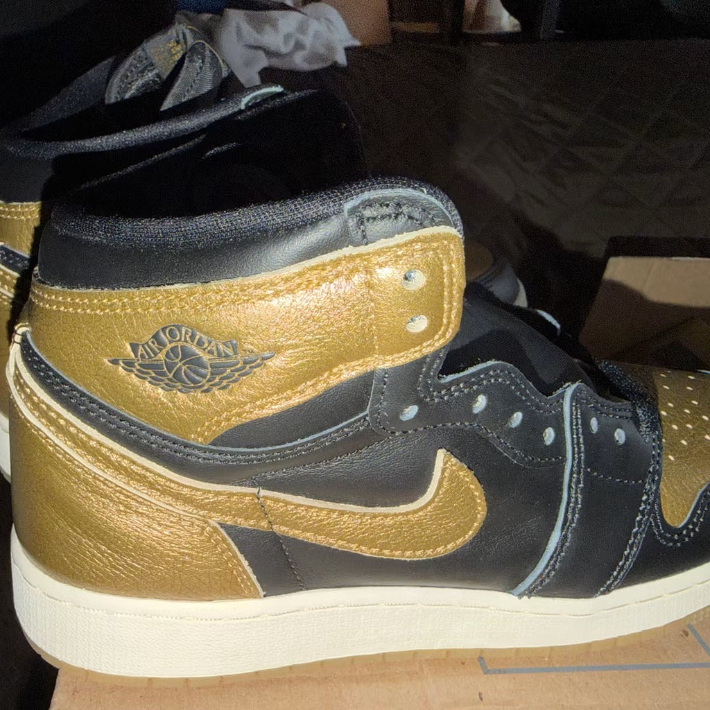 Air Jordan 1 Retro High OG Black Metallic Gold (GS) product image 2, provided for visual reference and product detail review