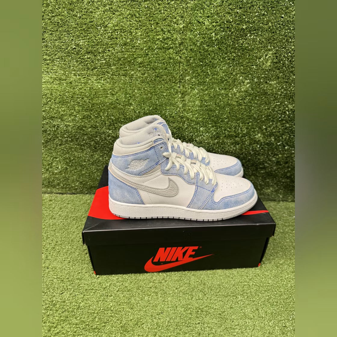 Air Jordan 1 Retro High Hyper Royal Smoke Grey (GS) product image 4, provided for visual reference and product detail review
