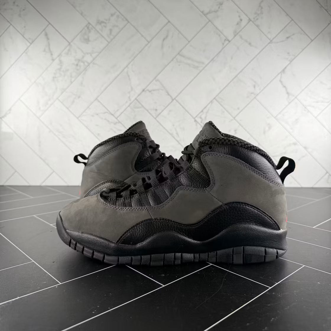 Air Jordan 10 Retro Shadow (2025) product image 2, provided for visual reference and product detail review