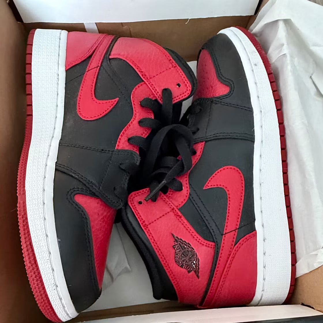 Air Jordan 1 Mid Banned (2020) (GS) product image 2, provided for visual reference and product detail review