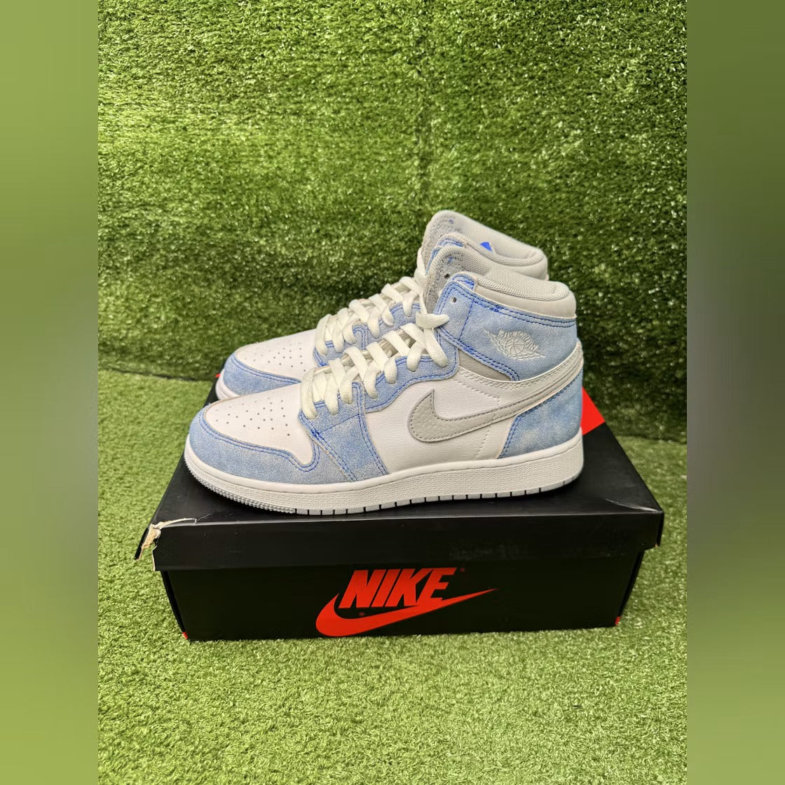 Air Jordan 1 Retro High Hyper Royal Smoke Grey (GS) product image 5, provided for visual reference and product detail review