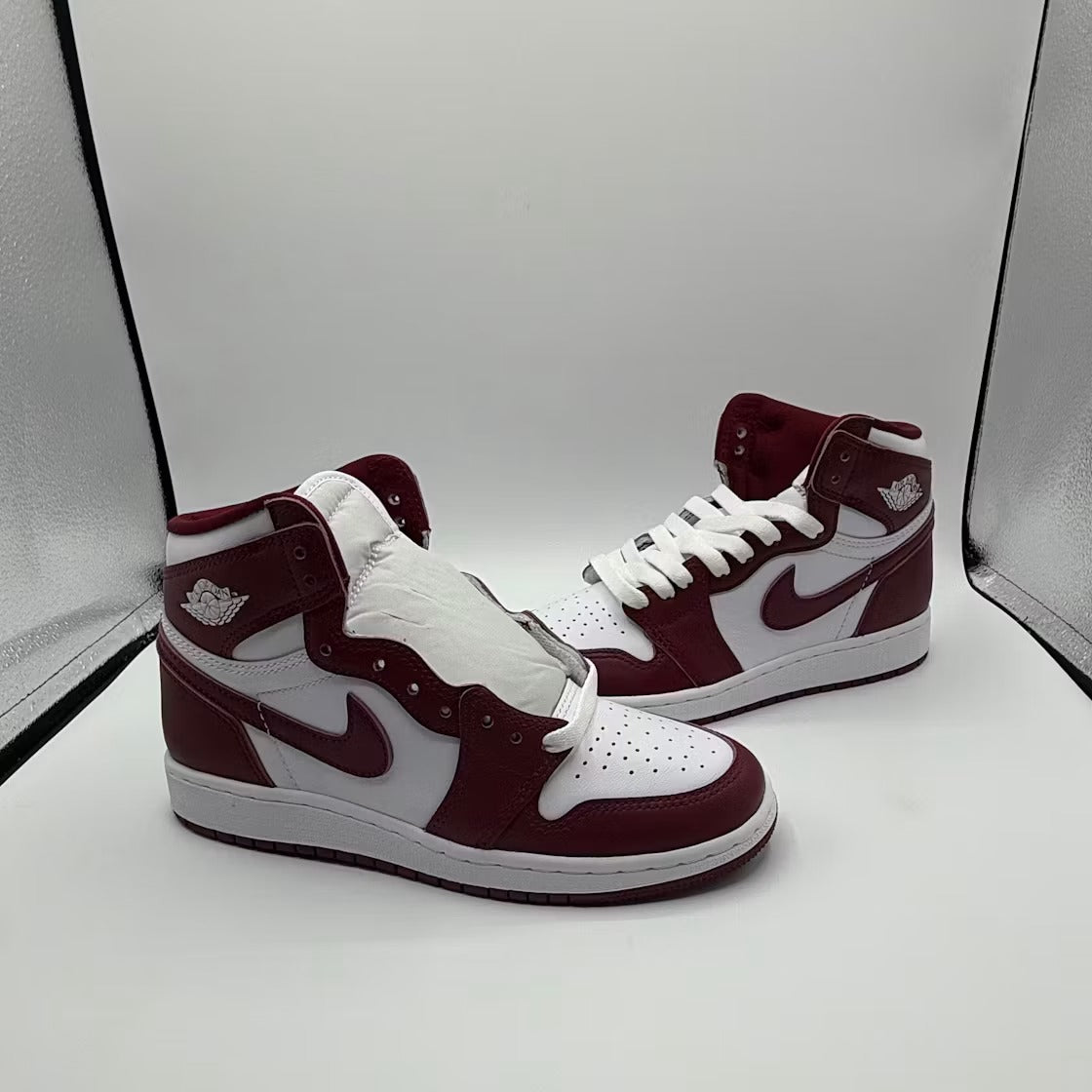 Air Jordan 1 Retro High OG Artisanal Team Red (GS) product image 2, provided for visual reference and product detail review