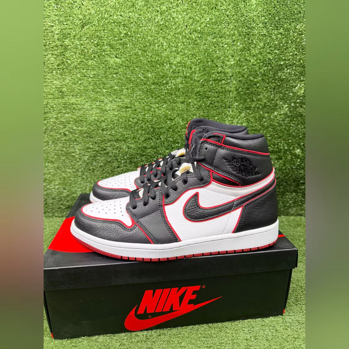 Air Jordan 1 Retro High Bloodline product image 5, provided for visual reference and product detail review