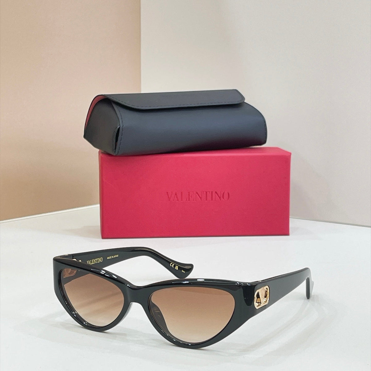 Valentino VG0014S Sunglasses product image 4, provided for visual reference and product detail review